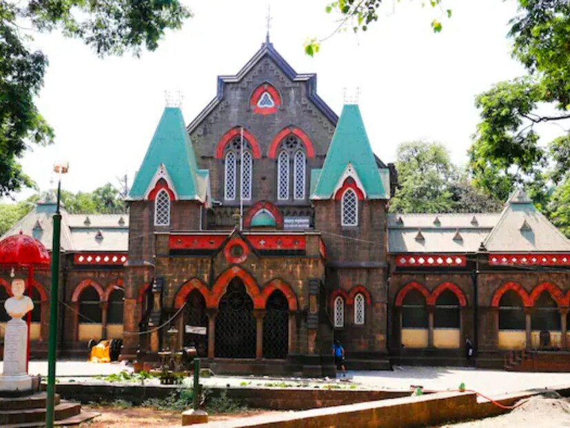 कोल्हापूर वस्तूसंग्रहालय (टाऊन हॉल) : कोल्हापूर हे ऐतिहासिक आणि पौराणिक शहर आहे. यासंदर्भातील अतिशय उत्तम माहितीचे भांडार म्हणजेच कोल्हापूर शहरातील टाऊन हॉल म्युझियम अर्थात कोल्हापूर वस्तुसंग्रहालय होय. या वस्तुसंग्रहालयामध्ये जवळपास अडीच हजार वर्षांपूर्वीच्या कोल्हापूरचा इतिहास उलगडणाऱ्या अनेक गोष्टी पाहता येतात.