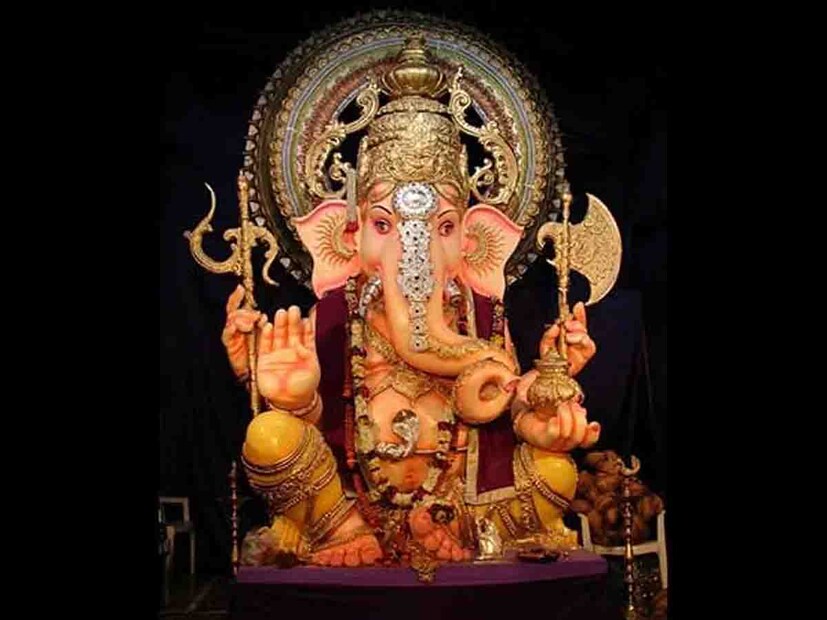 4. तुळशीबाग : मानाच्या चौथ्या तुळशीबाग गणपती उत्सव मंडळ ट्रस्टच्या वतीने प्रभू श्रीरामचंद्राच्या पालखीतून बाप्पाची मिरवणूक 9:30 वा निघेल आणि सकाळी 11:30 वाजता गणरायाची प्राणप्रतिष्ठा केली जाईल.