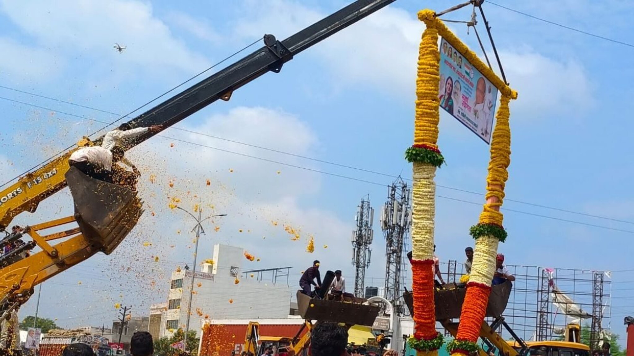 जळगावात पवारांचं भव्य स्वागत; जेसीबीनं फुलांची उधळण अन् सव्वा क्विंटलचा पुष्पहार