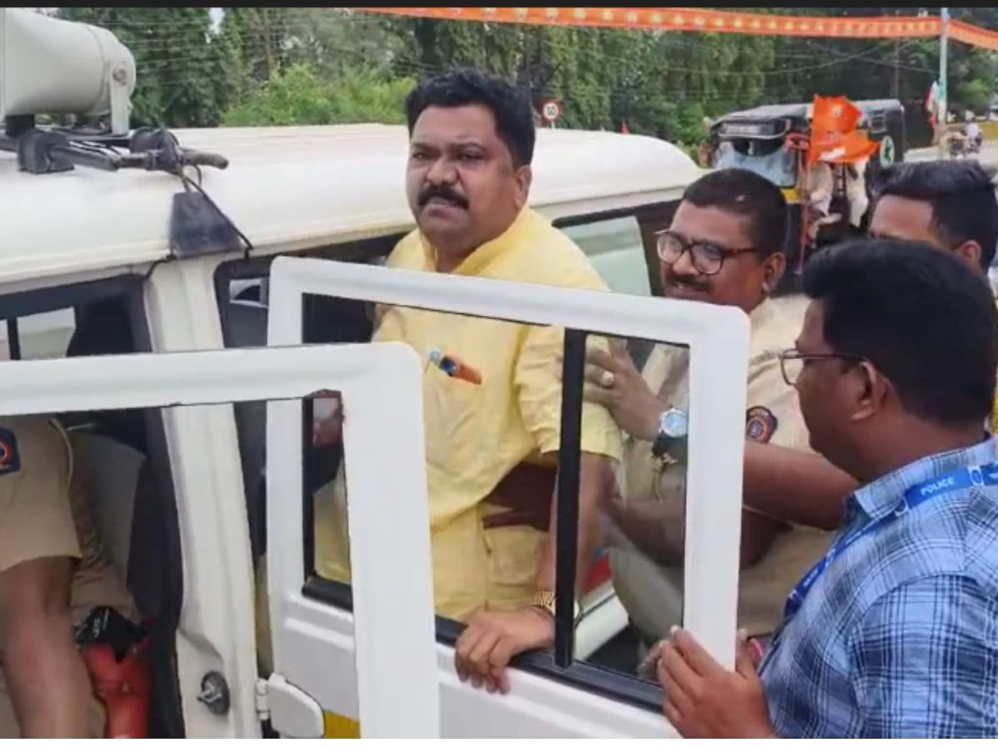 सीएमच्या कार्यक्रमाआधीच जळगावात वातावरण तापलं, आंदोलक पोलिसांच्या ताब्यात