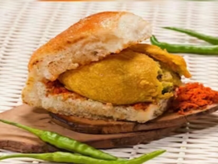 वडापाव कोणाला आवडत नसेल असा व्यक्ती सापडणं फार कठीण, अगदी लहानग्यांपासून ते मोठ्यांपर्यंत सगळ्यांनाच वडापाव खूप आवडतो. द इंडियन बर्गर म्हणून वडापावला जगभरात ओळखले जाते. 