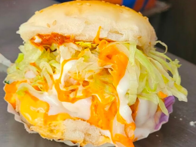  धावपळीच्या आयुष्यात अनेकदा भूक भागवण्यासाठी वडापावचा आस्वाद घेतला जातो. मुंबईत वेगवेगळ्या भागात वडापाव प्रसिद्ध आहेत. त्याचबरोबर <a href="https://news18marathi.com/pune/">पुण्यातील</a> वडापावनंही खवय्यांच्या मनात खास जागा केली आहे. त्यापैकीच 5 प्रसिद्ध वडापावची माहिती आज आम्ही तुम्हाला सांगणार आहेत.