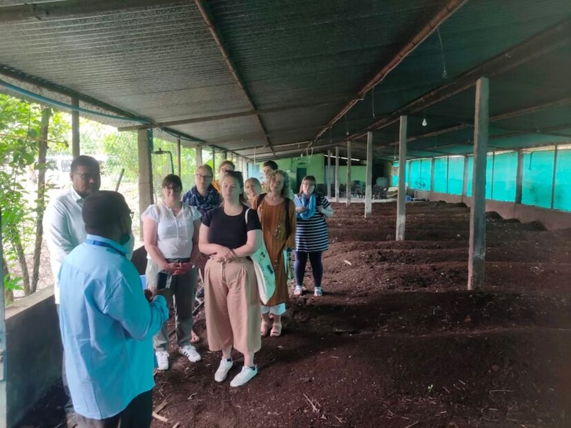 साहेबराव यांच्या घरच्या शेतीतील समृध्द पिके पाहून सभोवतालचे शेतकरी त्यांच्याकडे गांडूळ खताची मागणी करू लागले. आता गांडूळ खत विक्रीतून ते लाखोंची कमाई करत आहेत. तसेच तरुणांना मार्गदर्शन आणि प्रशिक्षण देण्यात पुढाकार घेत आहेत.