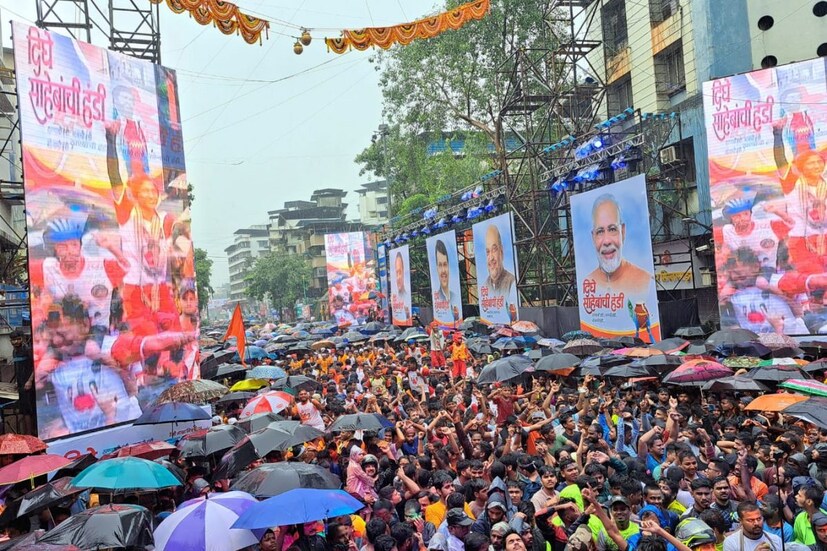 स्वर्गीय धर्मवीर आनंद दिघे यांनी सुरु केलेल्या ठाणे येथील टेंभी नाका दहीहंडी उत्सवाचे यंदाही मोठ्या प्रमाणात आयोजन करण्यात आले आहे. ठाण्याचे माजी महापौर नरेश म्हस्के यांनी टेंभी नाका दहीहंडी उत्सवाचे आयोजन केले असून येथे सकाळपासूनच दहीहंडी पथकांची रेलचेल पाहायला मिळाली.