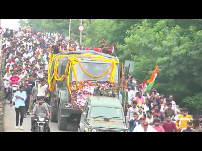 सुरेश हुकलाल नागपुरे 33 वर्षीय असे शहिद जवानाचे नाव आहे. ही माहिती मिळताच तुमखेडासह गोंदिया तालुक्यात एकच शोककळा पसरली. 