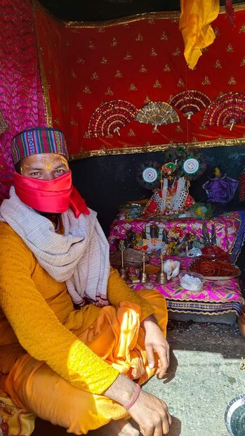सामाजिक कार्यकर्ते आणि स्थानिक रहिवासी रघुवीर सिंह नेगी सांगतात की, मंदिराचे दरवाजे 12 महिने उघडे राहतात. तसेच रक्षाबंधनाच्या दिवशी मंदिरात एक विशेष प्रकारची पूजा केली जाते.