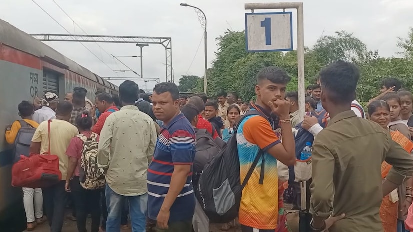 आरपीएफ आणि रत्नागिरी पोलीस यांच्यामुळे कोणताही अनर्थ झाला नाही मात्र रेल्वे स्थानकात प्रवाशांची मोठी गर्दी आहे.