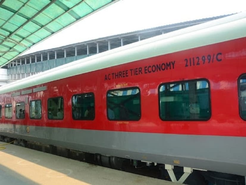  लांब पल्ल्याचा <a href="https://news18marathi.com/tag/indian-railway/">ट्रेन</a> प्रवास म्हटलं की सामान्यपणे सामान्य माणूस स्लीपर कोचमधील सीट्स बुक करतो. एसी डब्यातून प्रवास करण्याची इच्छा तर अनेकांची असते. पण त्याची तिकीट काही सर्वांनाच परवडणारी नसते.