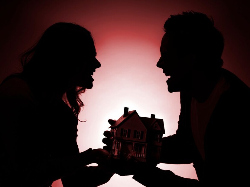 अशा घटनांमध्येही आजकाल वाढ होत असल्याचं दिसत आहे. अलीकडेच वैवाहिक वादातून इंस्टाग्रामवर लाइव्ह येत आत्महत्येचा प्रयत्न करणाऱ्या एका व्यक्तीला दिल्ली पोलिसांनी वाचवलं होतं. 