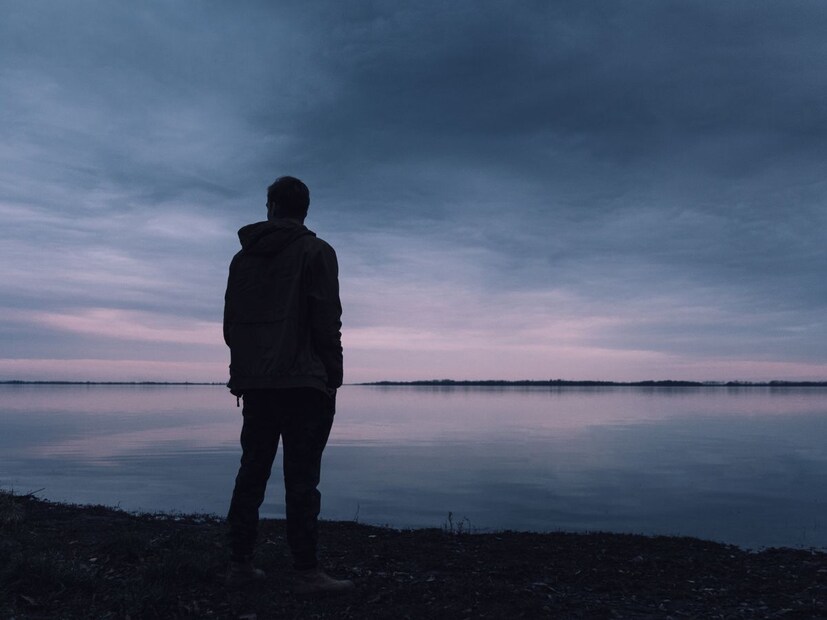 या व्यक्तीने स्वत:वर ब्लेडने वार करून स्वतःला गंभीर जखमी केलं होतं, असं पोलिसांनी सांगितलं. मात्र त्याला लगेचच रुग्णालयात नेण्यात आलं. ज्यामुळे त्याचा जीव वाचला 