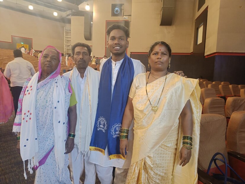 माझ्या मुलाने जे यश संपादन केले, त्यामुळे आम्हा सर्वांची मान गर्वाने उंचावली आहे. त्याने आमच्या कुळाचा उद्धार केला. आम्ही सर्व त्याच्या पाठीशी सतत होतो, अशा भावना अंबादासचे आई वडील आणि आजी व्यक्त करतात.
