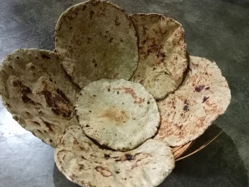 अंबाडीची भाकरी थोडी चवीला आंबट असते. त्यात आपण लाल मिरची आणि लसूणचा ठेचा ऍड केला तर त्याने ही भाकरी चटपटीत होईल. आता ही भाकरी तुम्ही अशीच कांदा आणि ठेचा बरोबर किंवा वांग्याच्या भाजीबरोबर खाऊ शकता.