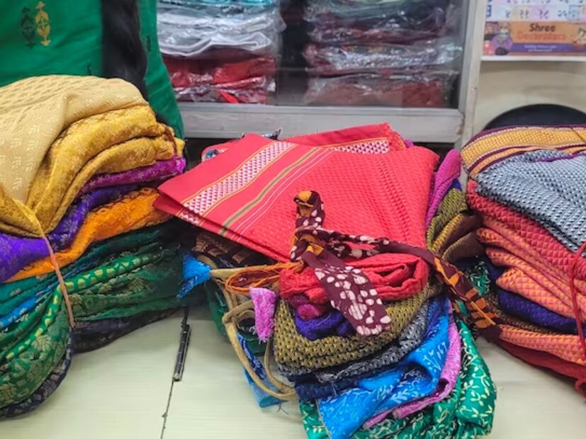  <a href="https://news18marathi.com/mumbai/">मुंबईमध्ये</a> वेगवेगळ्या प्रकारचे आकर्षक पण होलसेल दरामध्ये ब्लाऊजच कुठे खरेदी करता येतील याची माहिती आज आम्ही तुम्हाला सांगणार आहोत.