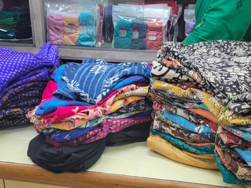 या ठिकाणी 350 रुपयांपासून ते 4 हजार रुपये तसेच हेवी लेहेंग्यावरचे ब्लाऊज डिझाईन करून मिळतात. कापडाप्रमाणे त्याचे रेट्स आहेत.