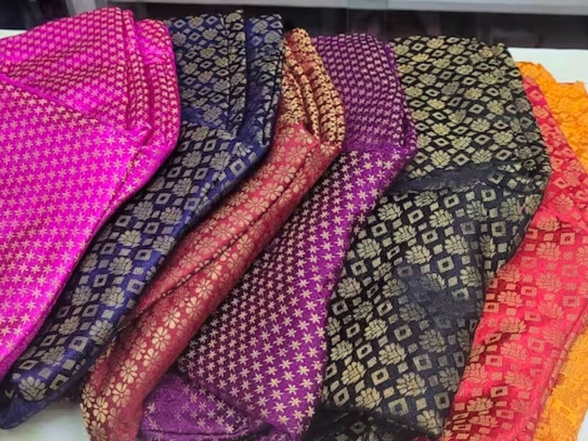 मुंबईकतील श्वेता इनामदार या महिलेच्या शॉपमध्ये 150 पेक्षा जास्त ब्लाऊज मिळतात. या ठिकाणी तुम्ही सण-उत्सवासाठी खरेदी करू शकता. 