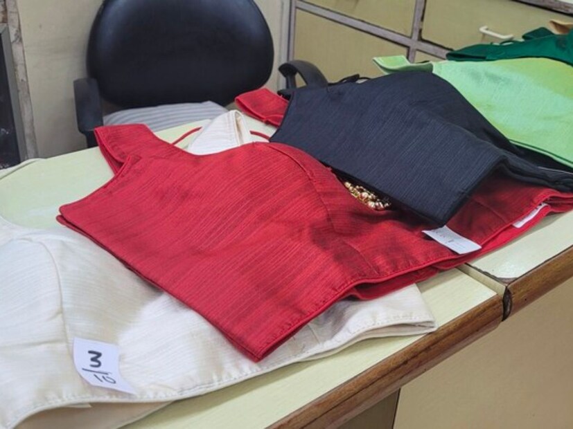 दादरमधील रानडे रोड जवळ असलेल्या या दुकानात ब्लाऊजच्या अनेक व्हरायटी मिळतात.