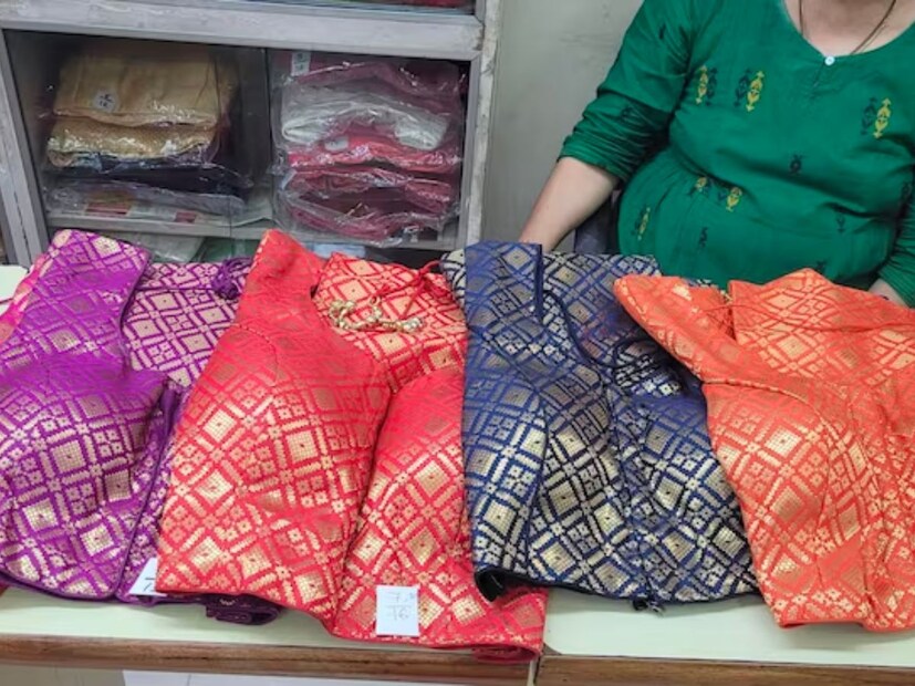 प्लेन कटोरी कट,खादी सिल्क,ओरिसा कॉटन,जॅकेट ब्लाउज,कटवर्क बोटनेक,बोटनेक मोटिफ,दिया सिल्क,कॅलीग्राफी हॅन्ड पेंटिंग,कलमकरी,पटोला सिल्क यासह तब्बल 150 प्रकारचे ब्लाऊज तुम्हाला या ठिकाणी मिळतील. 