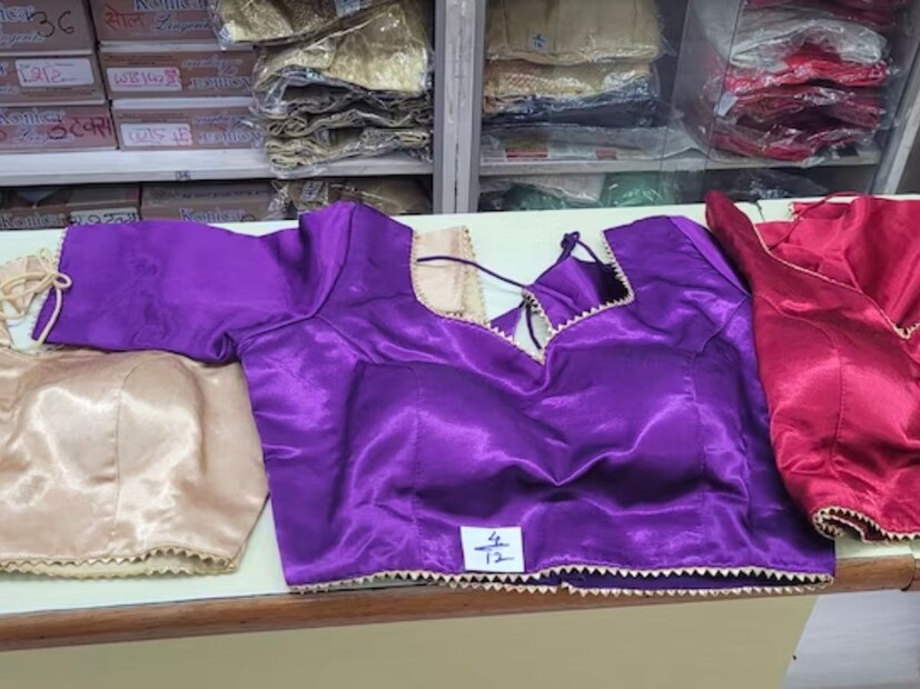 परफेक्ट फिटिंग आणि साईझचे ब्लाऊज येथे तयार होतात. त्याचबरोबर याची होलसेलमध्ये विक्री केली जाते.