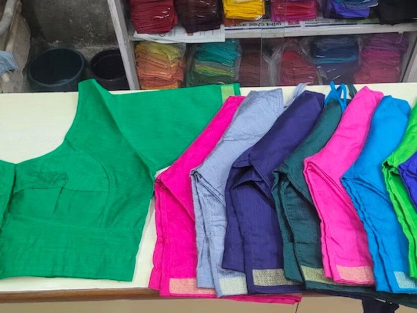 प्रत्येक साडीवर मॅचिंग रंगाचा ब्लाऊज तुम्हाला येथे मिळेल.