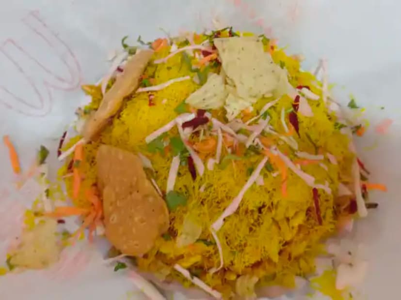 या सर्वांवर चॉकलेट सॉस, शेव, कोबी, कांदा, टोमॅटो, खिसलेली कॅडबरी टाकून ही डिश तयार केली जाते. चवीला टेस्टी आणि दिसायला हटके असलेली ही चॉकलेट शेवपुरी डोंबिवलीकरांची अतिशय आवडती डिश आहे. एक प्लेट डिशची किंमत 50 रुपये आहे.