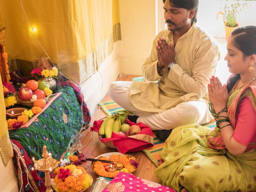 5. सुख, समृद्धी आणि संपत्तीसाठी विष्णू मंत्र : सुख आणि समृद्धीसाठी गुरुवारी विष्णूच्या मंत्राचा जप करावा. या मंत्राचा जप केल्यानं भगवान विष्णूची कृपा भक्तांवर कायम राहते. ओम भूरिदा भूरि देहिनो, मा दभ्रं भूर्या भर। भूरि घेदिन्द्र दित्ससि।ओम भूरिदा त्यसि श्रुत: पुरूत्रा शूर वृत्रहन्। आ नो भजस्व राधसि।