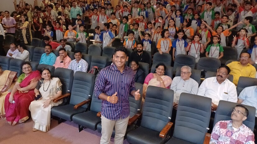 मागील तीन वर्षांपासून मी क्रिकेटपटू धोनी बरोबर मैदानात वावरत आहे. मी नेहमीच त्याची जिंकण्याची जिद्द आणि त्यासाठी कोणत्याही स्तरावर मेहनत करण्याची तयारी जवळून पाहत आलो आहे. म्हणूनच धोनी माझा आदर्श असल्याचे तुषार सांगतो.