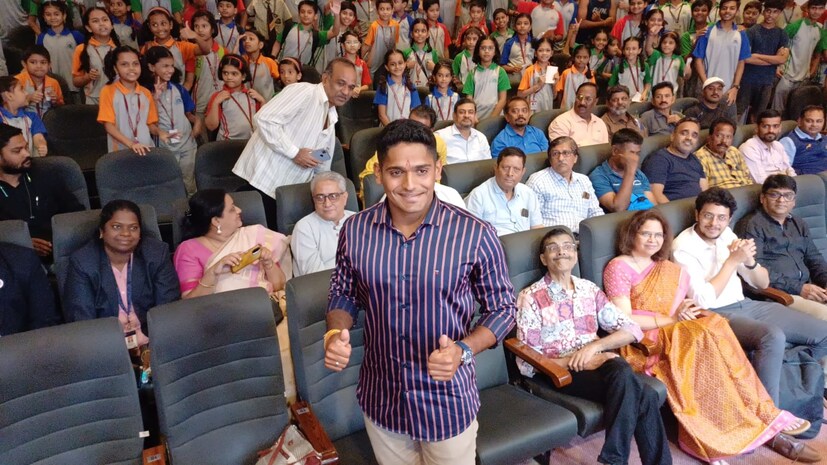 कल्याणात खेळाडूसाठी तुलनेने सुविधा कमी आहेत. मात्र रांची सारख्या छोट्या गावातून आलेला एक खेळाडू एम.एस.धोनी कर्णधार पदापर्यंत पोहोचतो आणि तीन तीन आयपीएल ट्रॉफी जिंकू शकतो. म्हणूनच असुविधावर बोलण्यापेक्षा झोकून देऊन खेळणे महत्त्वाचे असल्याचे मत तुषारने मांडले.