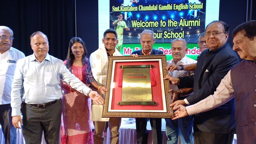तुषार 21 डिसेंबर 2023 रोजी आपली बालपणीची मैत्रीण नभा गड्ड्मवार हिच्याशी लग्न बंधनात अडकणार आहे. याबाबत बोलताना त्याने अगदी ज्युनियर केजी पासून नभा आणि मी शाळेत एकत्र शिकत असल्याचं सांगितलं. दहावी नंतर दोघांच्या वाटा बदलल्या. नभा आपल्याला सुरुवाती पासूनच आवडायची. म्हणूनच सोशल मिडियावर तिला पुन्हा एकदा शोधलं आणि अखेर आम्ही एकत्र आल्याचे तुषारने सांगितले.