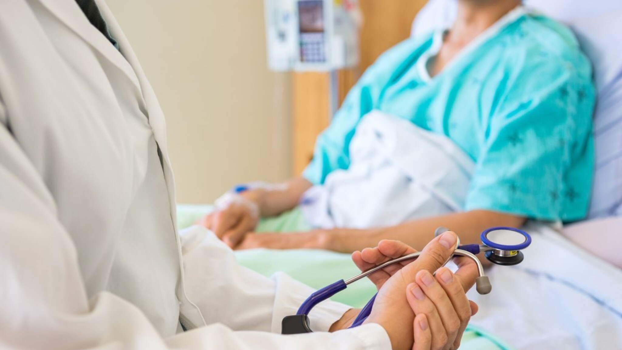 गर्भ पिशवीला टाके मारण्यासाठी आलेल्या गर्भवतीसोबत रुग्णालयात धक्कादायक प्रकार; बुलढाण्यातील घटना