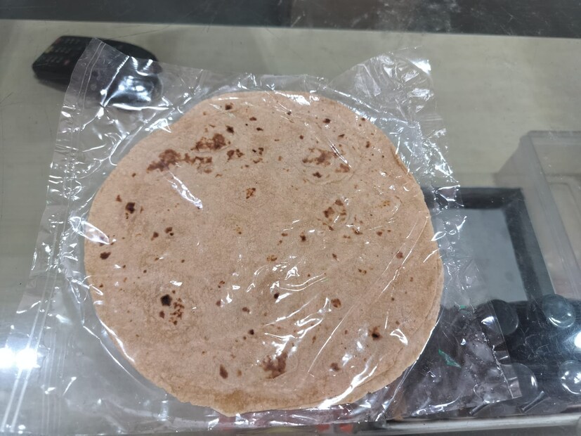 फ्रोझन फूड म्हणजे अगदी कमी तापमानात गोठवून ठेवलेल अन्न. या प्रक्रियेमुळे अन्नाचे पौष्टिक मूल्य, चव आणि पोत दीर्घकाळ टिकून राहण्यास मदत होते. आता फ्रोझन केलेली पोळी <a href="https://news18marathi.com/pune/">पुण्यात</a> मिळत आहे. यामुळे ज्यांना पोळी करण्यासाठी वेळ मिळत नाही किंवा बाहेर राहतात त्यांच्यासाठी ही पोळी एक चांगला पर्याय आहे. फ्रोझन फूड म्हणजे अगदी कमी तापमानात गोठवून ठेवलेल अन्न. या प्रक्रियेमुळे अन्नाचे पौष्टिक मूल्य, चव आणि पोत दीर्घकाळ टिकून राहण्यास मदत होते. आता फ्रोझन केलेली पोळी <a href="https://news18marathi.com/pune/">पुण्यात</a> मिळत आहे. यामुळे ज्यांना पोळी करण्यासाठी वेळ मिळत नाही किंवा बाहेर राहतात त्यांच्यासाठी ही पोळी एक चांगला पर्याय आहे.