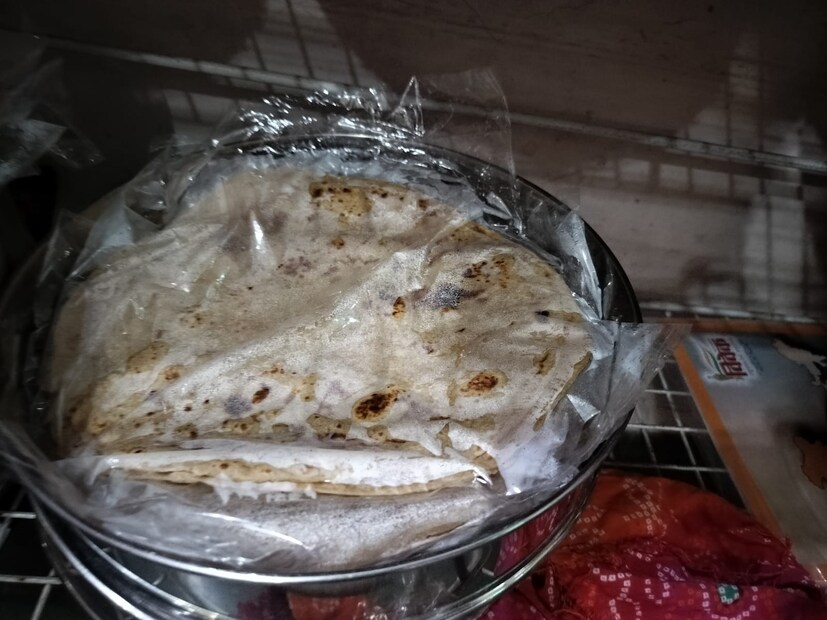 अशा मुलमुलींना डीप फ्रीजमध्ये ठेवून वर्षभर खाता येतील अशा पोळ्यांवर संशोधन सुरु केले. ते सुमारे 2 वर्ष केले. त्यानंतर आता या पोळ्या बाहेर राहणाऱ्या लोकांच्या फ्रीजमध्ये सकसच्या वर्षभर टिकणाऱ्या तयार पोळ्यांची पाकिटे असतात,असं श्रीराम सहस्रबुद्धे यांनी सांगितलं. 