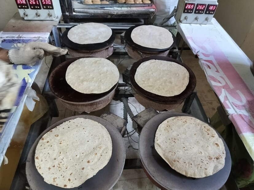 या पोळ्या तयार करत असताना त्यांनी एक स्वतः मशीन तयार केले या मशीनद्वारे 1 तासामध्ये 500 पोळ्या तयार होतात. एक सारख्या तापमानावर भाजल्या जातात. कमी श्रमात जास्त काम या मशीनद्वारे केले जाते.