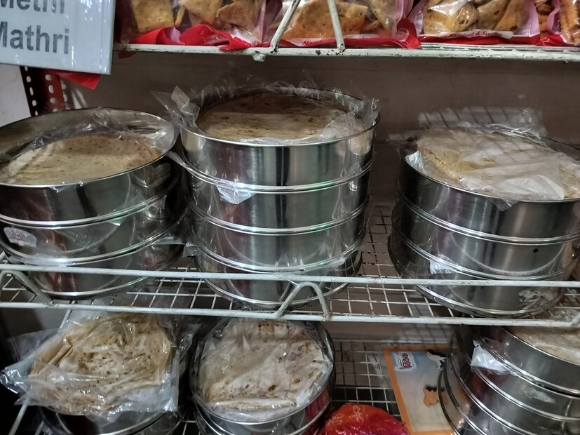 घरोघरी जाणाऱ्या मदतनीस यांना कोरोना काळात त्या घरी जाता येत नव्हतं. अशावेळी अनेक कुटुंबांची गरज सकसच्या पोळ्यांनी भागविली. काही आपल्या कुटुंबापासून दूर राहतात किंवा परदेशी शिक्षणासाठी, नोकरी साठी जातात. 