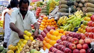 सफरचंदाचा भाव कमी करण्यास सांगितल्याने विक्रेत्याला आला राग