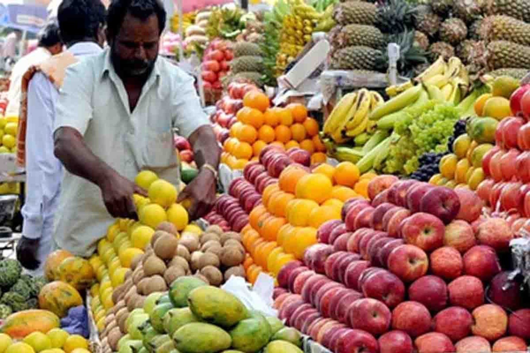 सफरचंदाचा भाव कमी करण्यास सांगितल्याने आला राग; ग्राहकाच्या डोक्यात घातला कोयता