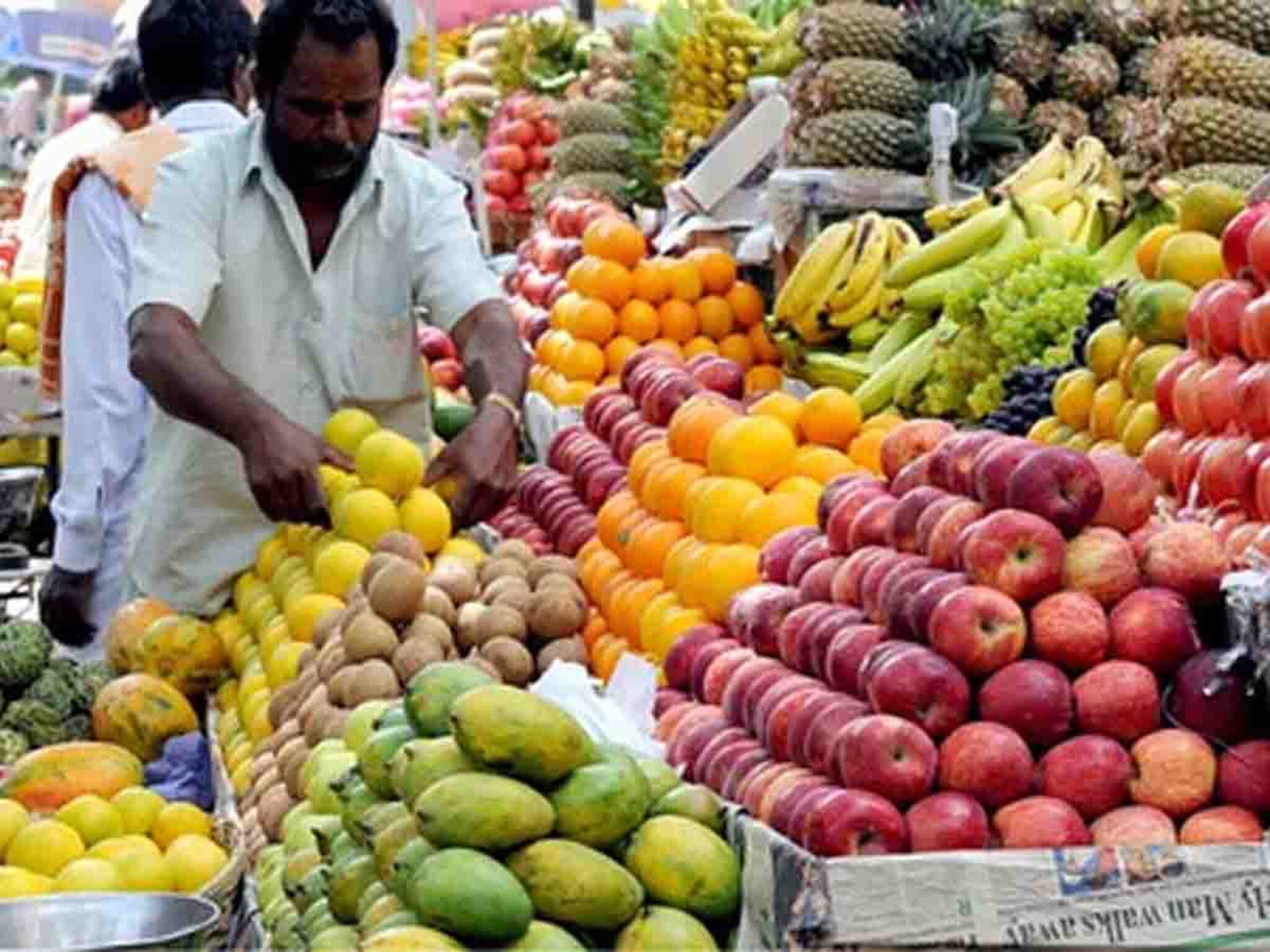 सफरचंदाचा भाव कमी करण्यास सांगितल्याने आला राग; ग्राहकाच्या डोक्यात घातला कोयता