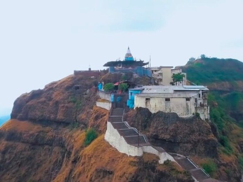 गगनगिरी आश्रम मठ : गगनबावडा परीसरात असणारे गगनगिरी महाराजांचा गगनगिरी मठ हेही एक प्रसिद्ध पर्यटनस्थळ आहे. कोल्हापूर शहरापासून जवळपास ६० किमी अंतरावर गगनबावडा तालुक्यात हे ठिकाण आहे. मठाच्या वरुन डोंगर-दऱ्यांचे निसर्गसौंदर्य हे डोळ्यांचे पारणे फेडणारे दृश्य असते. पावसाळ्यात तर या ठिकाणी सर्वत्र हिरवी चादर पांघरलेले डोंगर बघून मन अगदी प्रसन्न होऊन जाते.