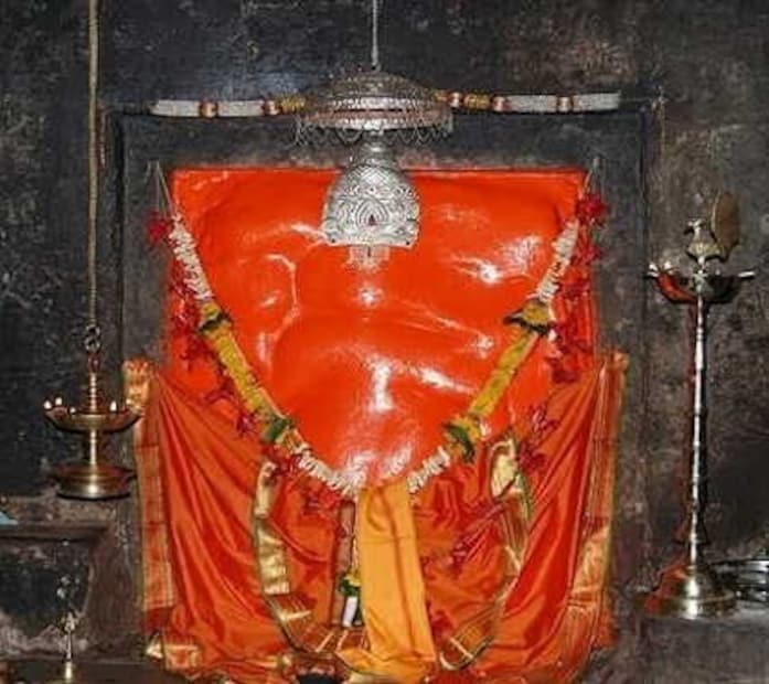 गिरीजात्मक हे मंदिर अष्टविनायकांच्या तीर्थक्षेत्रातील सर्वात अद्वितीय मंदिर आहे. हे मंदिर 18 बौद्ध लेण्यांपैकी एक आहे. मंदिराचे तोंड दक्षिणेकडे आहे, तर देवतेचे तोंड उत्तरेकडे आणि धड डावीकडे आहे. हे मंदिर एका मोठ्या दगडात कोरलेले असून त्याला 307 पायऱ्या आहेत. मंदिरात वीज नाही. तरीही मंदिर अशा प्रकारे बांधले आहे की मंदिरात दिवसा नेहमी प्रकाश असतो.