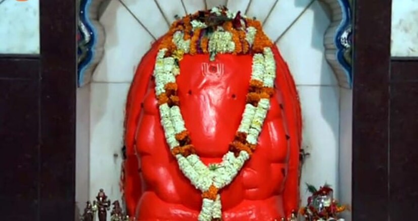 सिद्धटेक गावात सिद्धिविनायक मंदिर आहे. हे अष्टविनायकाच्या आठ प्रमुख मंदिरांपैकी एक आहे. सिद्धटेक येथील सिद्धिविनायकाची मूर्ती सुमारे 3 फूट उंच असून इतर गणपतींप्रमाणे त्याची सोंड उजवीकडे वळलेली आहे. त्याचा चेहरा शांत दिसतो. सिद्धटेकचे मंदिर भीमा नदीच्या काठावर आहे. हे मंदिर सुमारे 15 फूट उंच असून अहिल्याबाई होळकर यांनी बांधले होते.