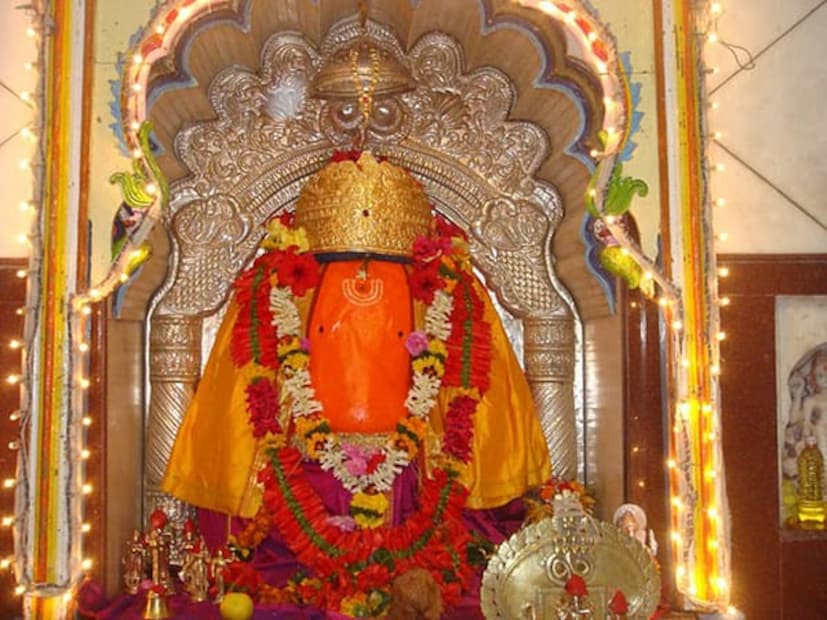 विघ्नेश्वर मंदिर ओझर या छोट्या गावात वसलेले असून ते अष्टविनायकाच्या आठ मंदिरांपैकी एक आहे. या मंदिरातील मूर्तीला श्री विघ्नेश्वर विनायक म्हणतात. गणेशाच्या या शीर्षकामागील कथा त्या काळाची आहे जेव्हा देवांच्या शाही अर्पणांचा नाश करण्यासाठी इंद्राने विघ्नासुर या राक्षसाची निर्मिती केली होती. तेव्हा गणेशाने विघ्नसुराशी युद्ध करून त्याचा पराभव केला.
