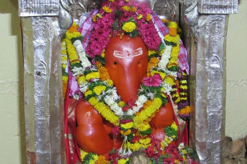 महाडमधील गणपतीच्या मूर्तीला वरदविनायक म्हणजे बक्षीस आणि यश देणारी देवता असे म्हणतात. मंदिरात असलेली मूर्ती मूळतः जवळच्या नदीत अर्ध्या विसर्जित अवस्थेत सापडली होती. त्यामुळे मूर्तीचा आकार थोडा बदलला आहे. वरदविनायक मूर्तीमध्ये सोंड उजवीकडे वळते. ही मूर्ती श्री धोंडू पौडकर यांना 1690 मध्ये सापडली होती, तर 1725 मध्ये श्री रामजी बिवलकर यांनी मंदिरात स्थापन केली होती.