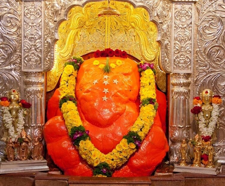 महागणपती मंदिर हे अष्टविनायकाच्या आठ प्रमुख मंदिरांपैकी एक असून ते रांजणगाव येथे आहे. असे मानले जाते की या मंदिराची स्थापना स्वतः भगवान शंकराने केली होती. भगवान शिवाच्या मंदिराभोवती वसलेल्या शहराला मणिपूर असे म्हणतात जे आता रांजणगाव म्हणून ओळखले जाते. गणपतीच्या मूर्तीत त्यांच्या पत्नी रिद्धी सिद्धीच्या मूर्ती आहेत.