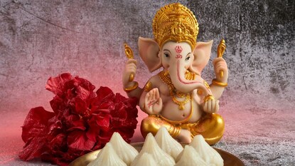 गणेशपूजनात कुंकवाला अनन्यसाधारण महत्त्व असतं. गणेशपूजनात कुंकवाला अनन्यसाधारण महत्त्व असतं.