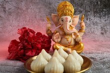 गणरायाच्या पूजेसाठी परिधान करा 'या' 3 रंगांचे वस्त्र; घरात नांदेल सुख, समृद्धी!