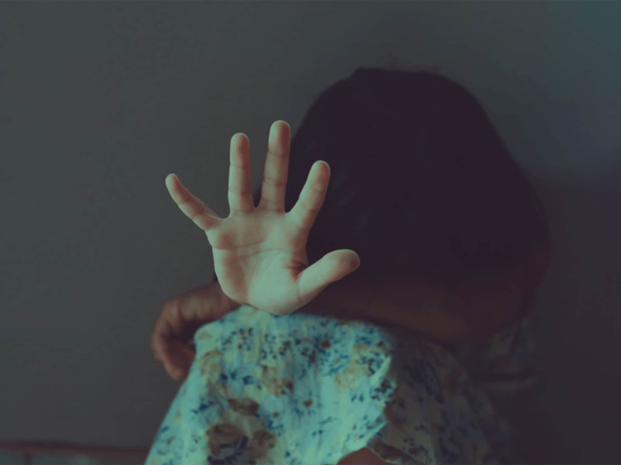 जळगाव हादरलं! 3 वर्षाच्या सावत्र मुलीसोबत बापाचं धक्कादायक कृत्य, आईने दिली साथ