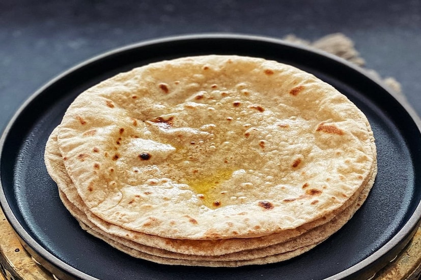 चपाती आणि भात या दोन्ही पदार्थामधून मिळणाऱ्या पोषक तत्वांमध्ये काही खूप जास्त अंतर नसते. परंतु जिथे भातात सोडियमचे प्रमाण अतिशय नगण्य असते तेथे 120 ग्राम गहूमध्ये 190 मिलिग्रॅम सोडियम असते.