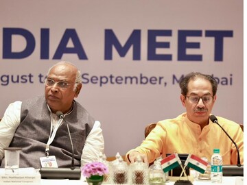 मुंबईमध्ये इंडिया आघाडीची बैठक, उद्धव ठाकरेंचा केंद्र सरकारवर घणाघात मुंबईमध्ये इंडिया आघाडीची बैठक, उद्धव ठाकरेंचा केंद्र सरकारवर घणाघात