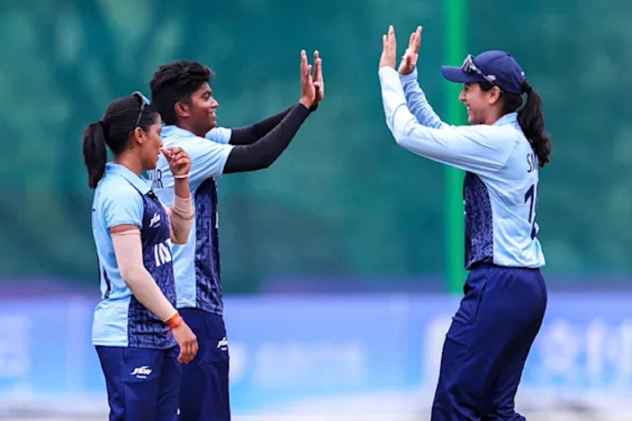 Asian Games भारताच्या महिलांना क्रिकेटमध्ये गोल्ड, श्रीलंकेला हरवून घडवला इतिहास