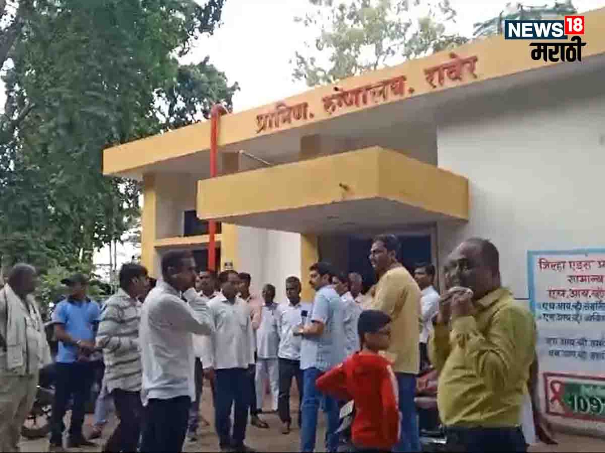 शेतजमिनीचा वाद; शेजारीच ऐकमेकांच्या जीवावर उठले, विळा, दगड-विटांनी हल्ला