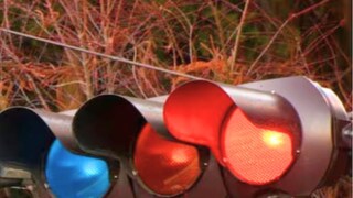 या ठिकाणी ट्रॅफिक लाईट हिरव्या ऐवजी निळी